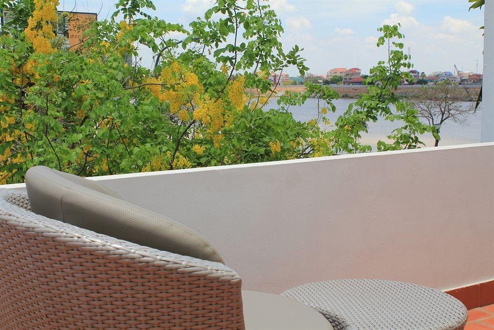 Riverview Cambodia Boutique Hotel พนมเปญ ภายนอก รูปภาพ