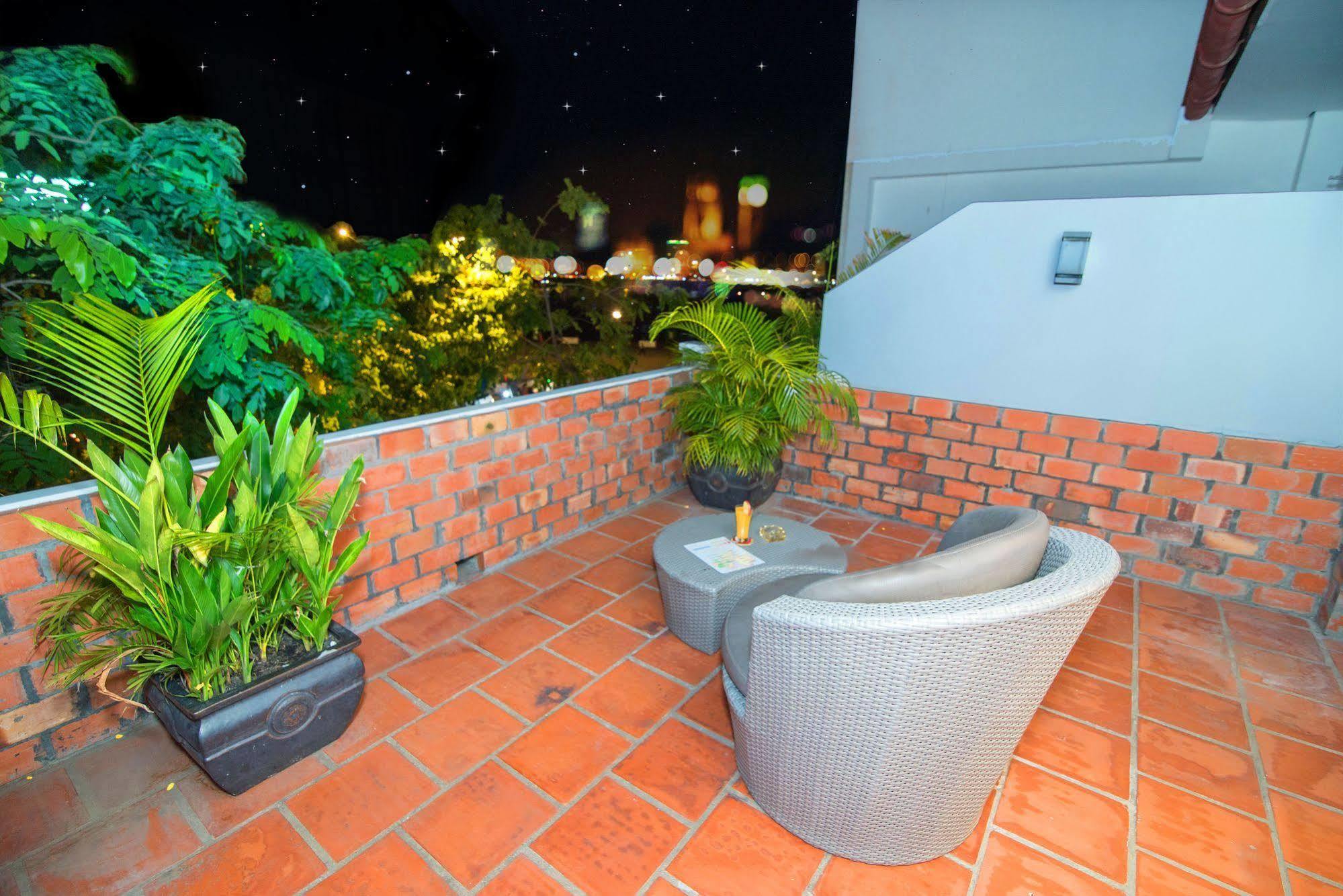 Riverview Cambodia Boutique Hotel พนมเปญ ภายนอก รูปภาพ